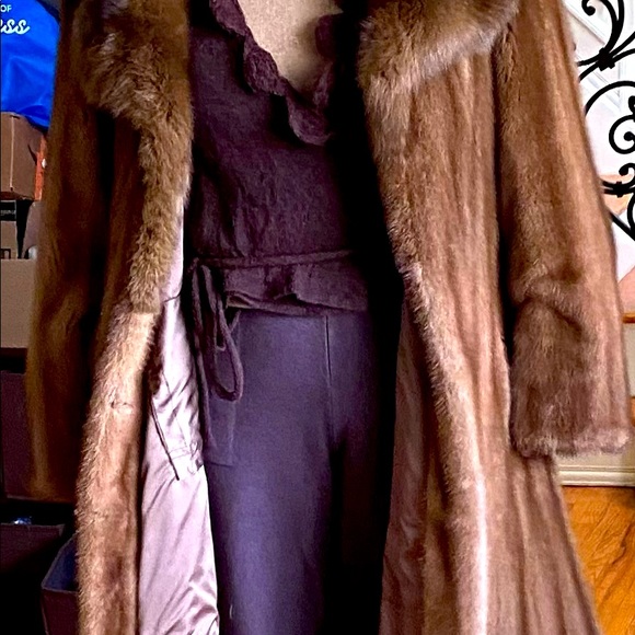 Ultra Soft Mink Fur Coat. Appx Size 8 - Picture 5 of 8